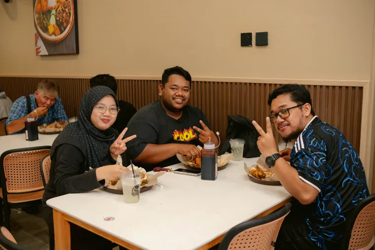 Kawan-kawan makan bersama di Red Panda