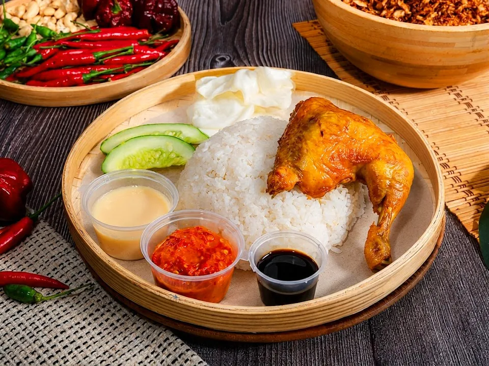 Set ayam gepuk Original bersama nasi dan sambal